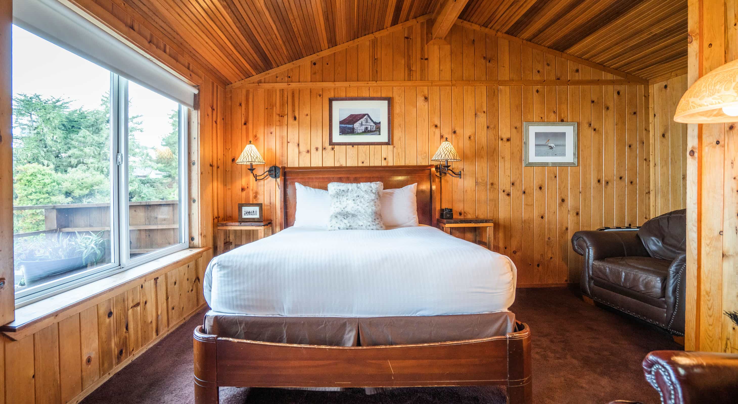 Queen bed in a private cabin at Riverʻs End