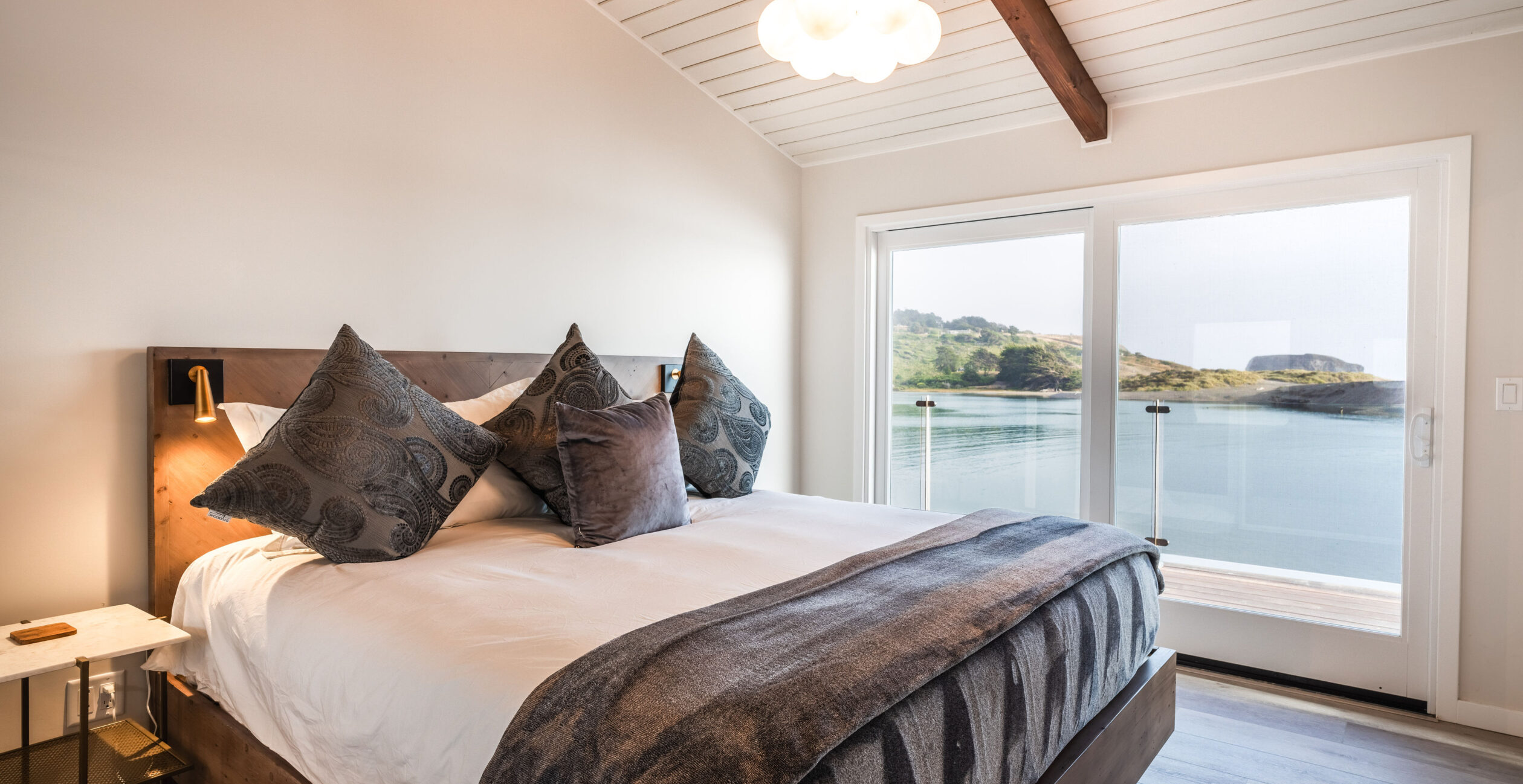 Headlands House bedroom - Waterfront Rental